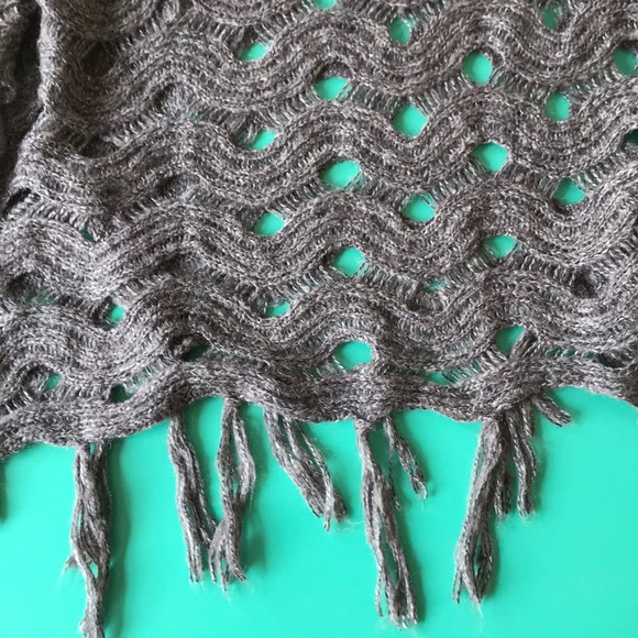 Pretty knit poncho - versatile in all seasons! - Picture 3 of 6